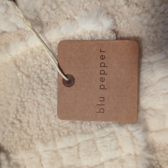 Short ,Chenille like button up Jacket - Picture 7 of 8